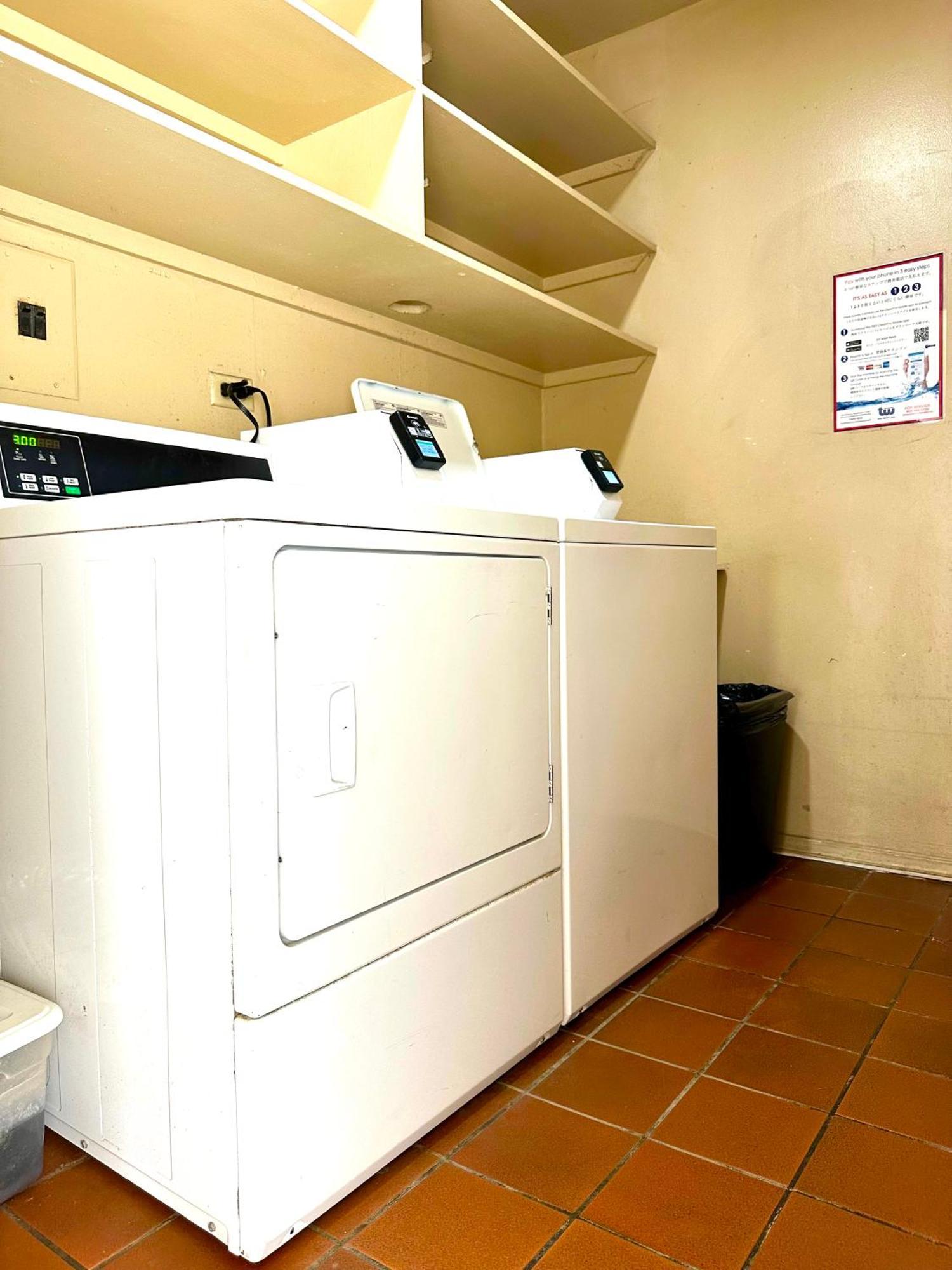 Waikiki 2 Bedrooms, 1 Bath, Free Parking, Sleep 6 Apartment Honolulu