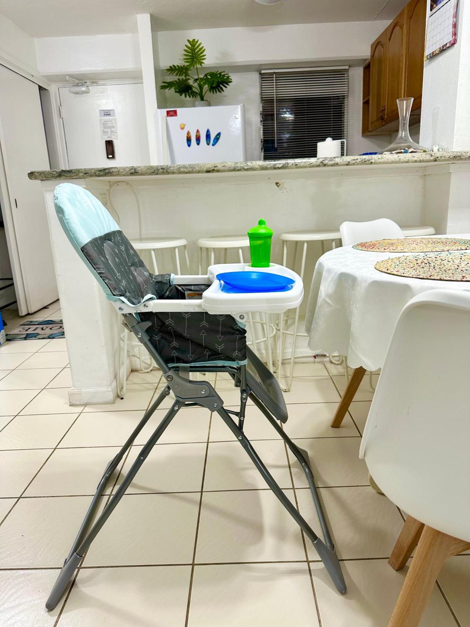 Waikiki 2 Bedrooms, 1 Bath, Free Parking, Sleep 6 Apartment Honolulu